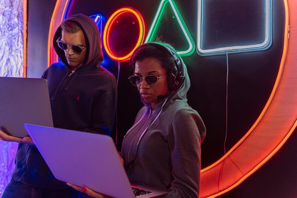 Révolutionnez votre communication : techniques créatives pour éclairer vos clients sur les produits financiers complexes via les réseaux sociaux